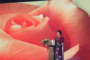 Read more about the article 100 nữ doanh nhân được trao cúp Bông hồng Vàng